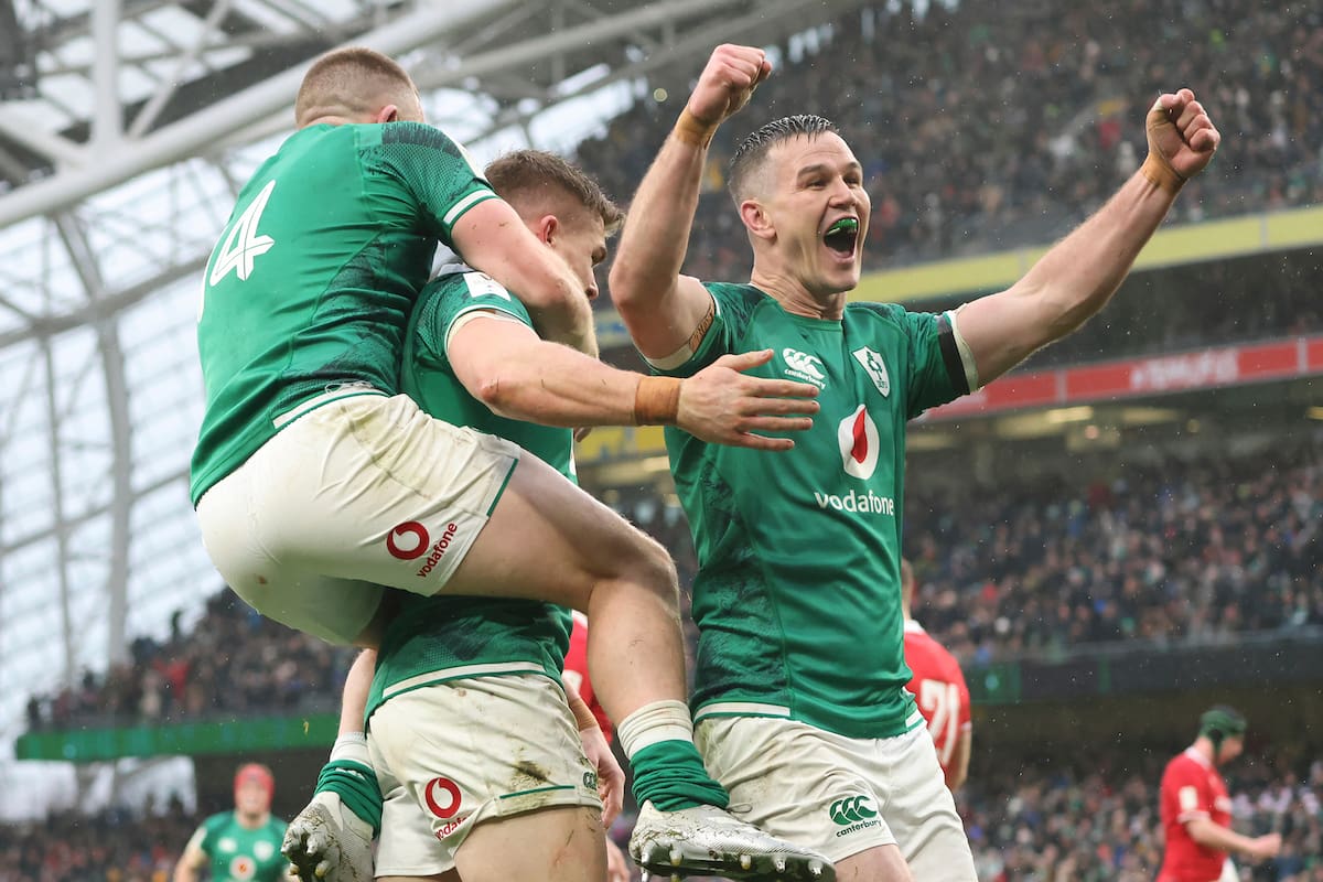 El irlandés Jonathan Sexton celebra con Andrew Conway y Garry Ringrose