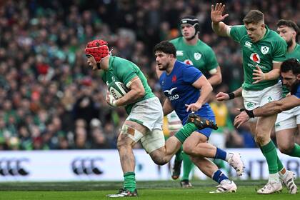 El irlandés Josh van der Flier rompe y sigue, ante la impotencia de un rival francés: gran triunfo del local en el Aviva Stadium de Dublín