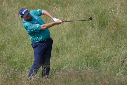 El irlandés Shane Lowry, último campeón, luchando con el rough