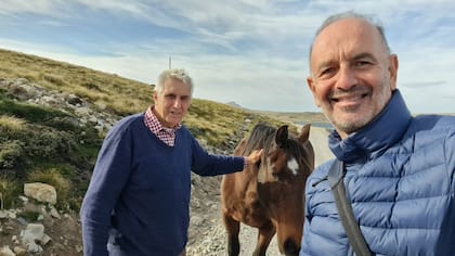 El isleño Patrick Watts y el fotógrafo Rafael Wollmann, esta semana en Malvinas: una amistad que se mantiene 40 años después