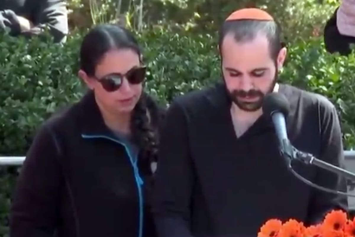 El israelí-argentino Yarden Bibas, durante el entierro de su familia en Israel.