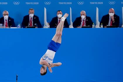 El israelí Artem Dolgopyat ejecuta su rutina de suelo en la final de la disciplina en los Juegos de Tokio, el 1 de agosto de 2021, en Tokio, Japón. (AP Foto/Gregory Bull)