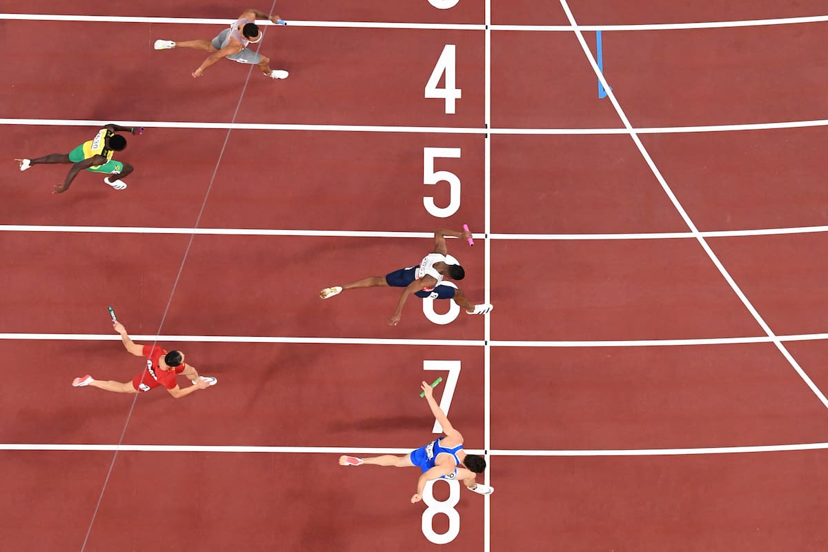 El italiano Filippo Tortu (carril 8) se adelanta sobre el final y le da el oro olímpico a Italia en la posta 4x100