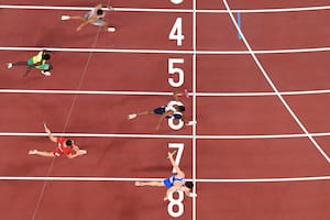El italiano Filippo Tortu (carril 8) se adelanta sobre el final y le da el oro olímpico a Italia en la posta 4x100