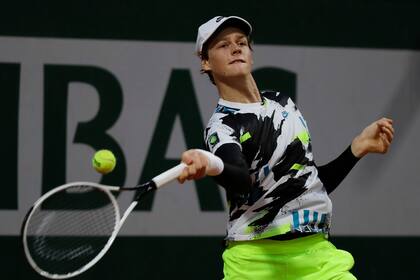 Jannik Sinner juega una derecha frente al argentino Federico Coria en la tercera etapa del Abierto de Francia; el italiano pasó a los octavos de final.