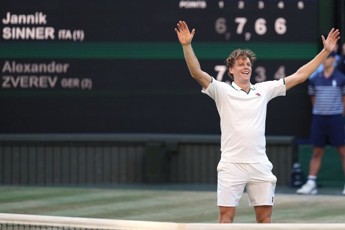 El italiano Jannik Sinner reacciona después de vencer al alemán Alexander Zverev en la Final masculi