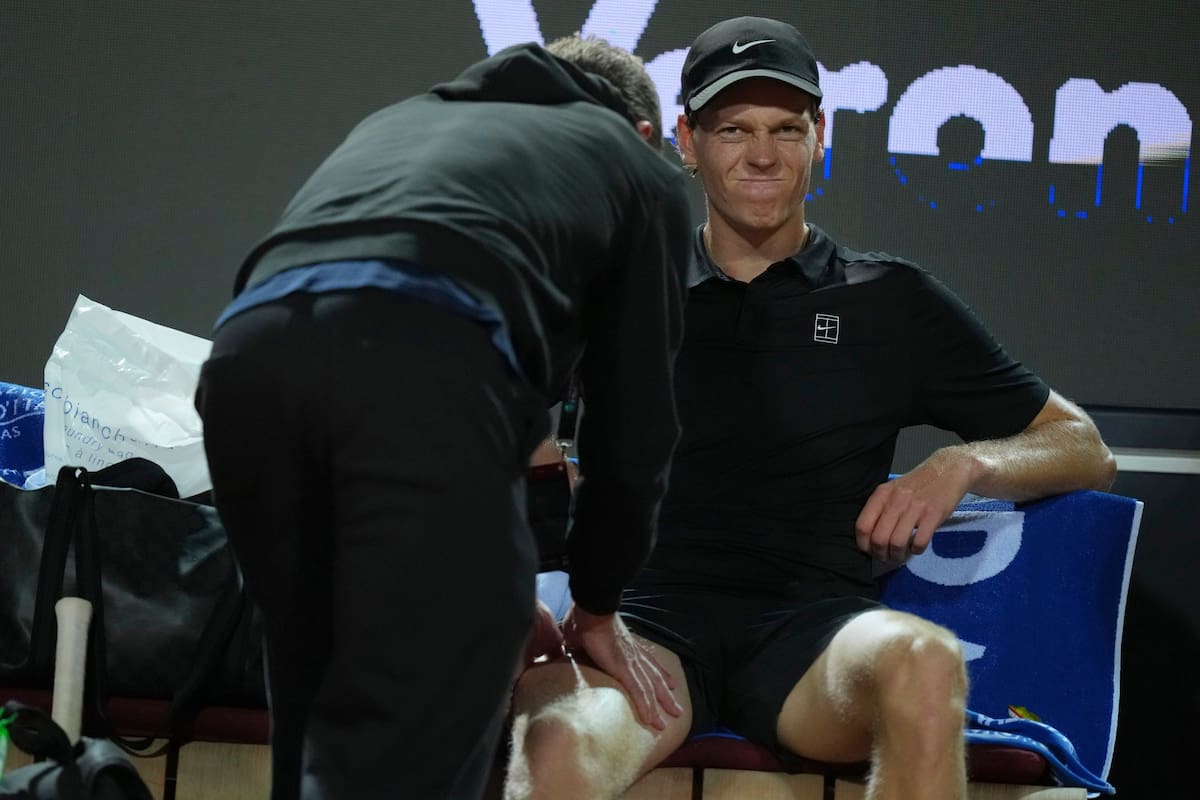 El italiano Jannik Sinner recibió asistencia médica en la semifinal del Masters 1000 de Roma que estaba ganándole al ruso Daniil Medvedev en Roma antes de que fuera postergado por lluvia.