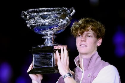 El italiano Jannik Sinner sostiene el trofeo tras ganar el Abierto de Australia