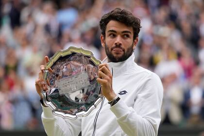 El italiano Matteo Berrettini sostiene su trofeo como subcampeón de Wimbledon después de perder en la final ante el serbio Novak Djokovic, el domingo 11 de julio de 2021, en Londres. (AP Foto/Kirsty Wigglesworth)