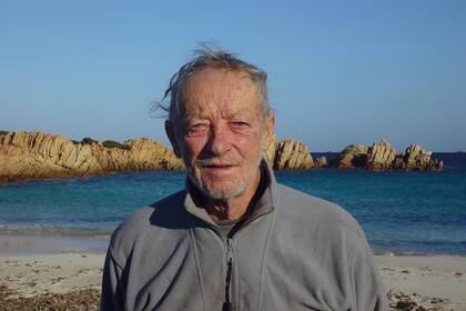 El italiano Mauro Morandi, de 81 años, tuvo que abandonar la isla de Budelli, ubicada al norte de Cerdeña, después de 32 años de vivir allí