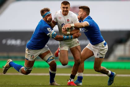 Niccolo Cannone y Luca Sperandio le cierran el paso a Henry Slade; Inglaterra volvió al triunfo en el Seis Naciones