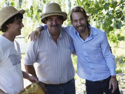 El italiano Piero Incisa della Rochetta en su finca de Mainqué, en Río Negro junto a dos colaboradores (ambos con sombrero)