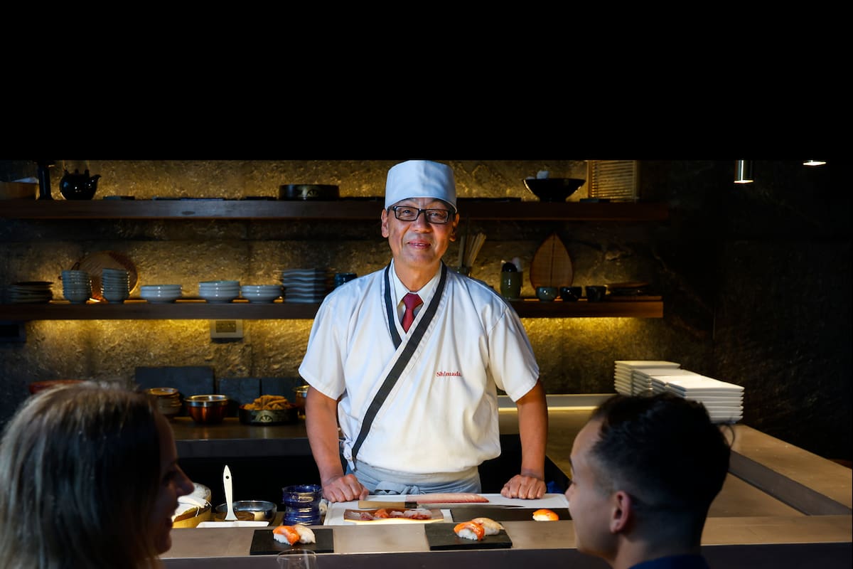 El itamae Takeshi Shimada en su barra