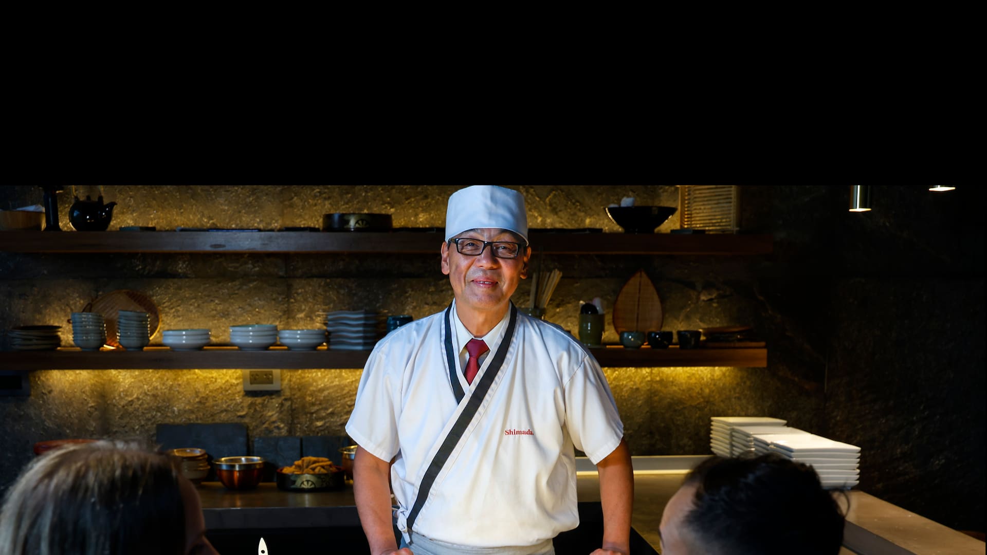 El itamae Takeshi Shimada en su barra
