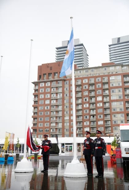 El izamiento de la bandera en la Villa Panamericana