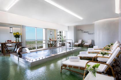 El jacuzzi del Alvear Icon Spa tiene vista panorámica a la reserva ecológica