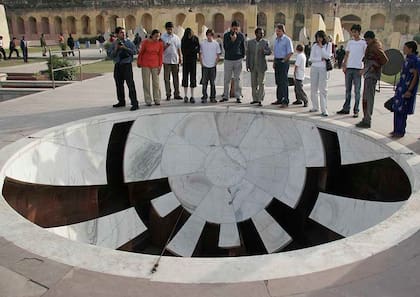 El Jai Prakash Yantra mide la trayectoria del sol a través de los signos del Zodíaco védico indio para determinar los horóscopos