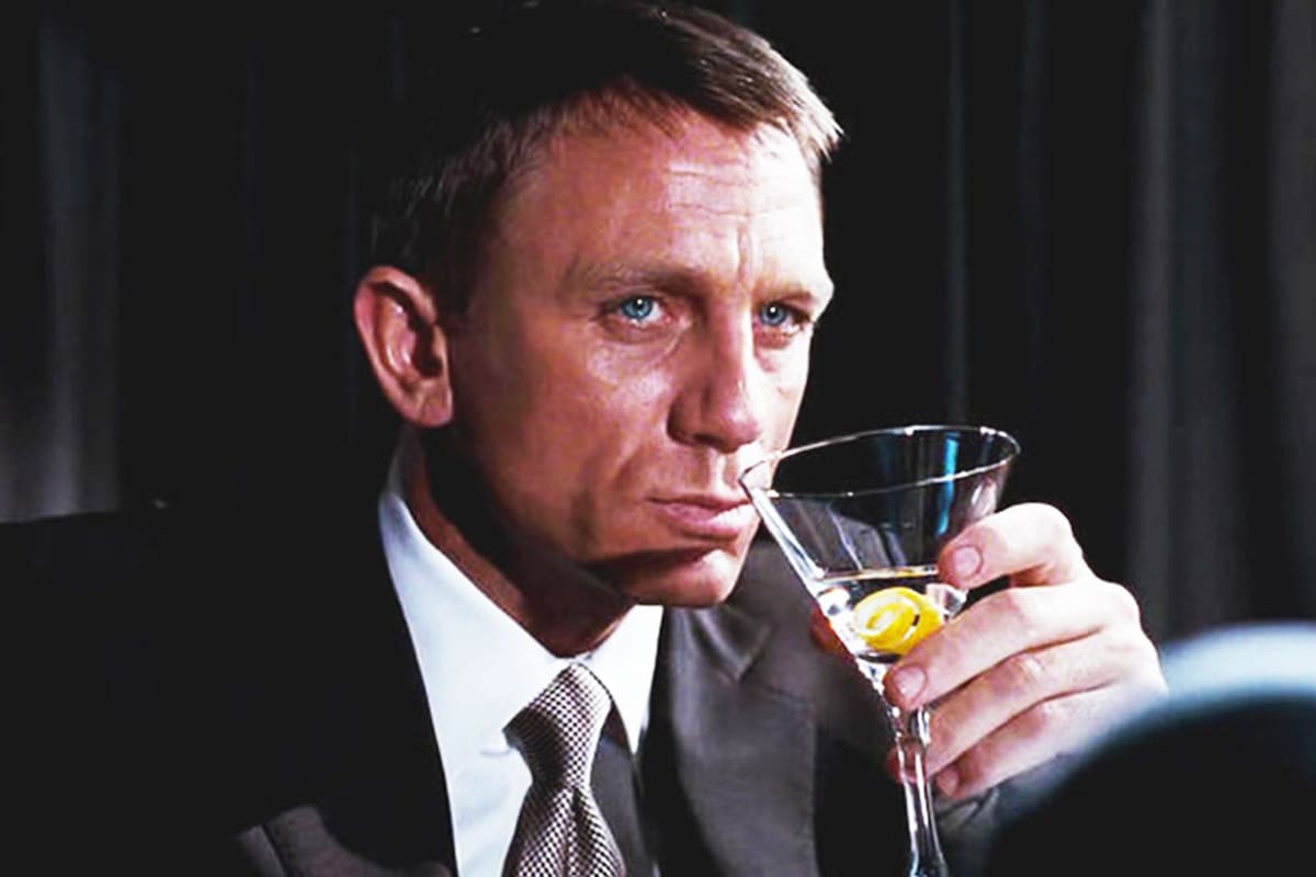 El James Bond de Daniel Craig con un Dry Martini