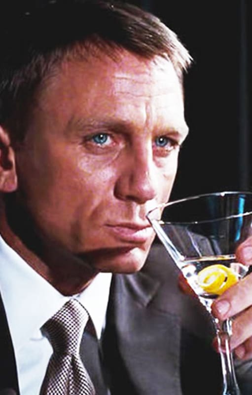 El James Bond de Daniel Craig con un Dry Martini