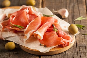 El jamón crudo es uno de los alimentos que lo contienen