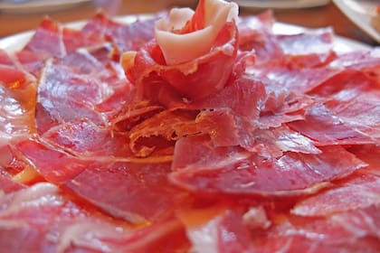 El jamón crudo, manjar creado en la Península Ibérica, es fuente de proteínas y vitaminas