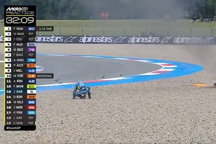 El japonés Ai Ogura y su Aprilia incendiada en la accidentada práctica de MotoGP en Assen, Países Bajos, la "catedral" del motociclismo.