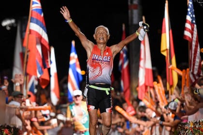 El japonés Hiromu Inada hizo historia cuando completó un triatlón a sus 86 años de edad