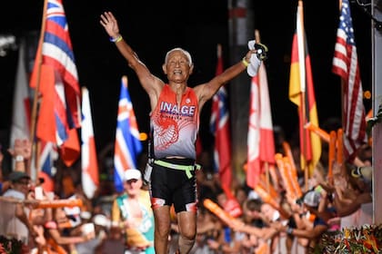 El japonés Hiromu Inada hizo historia cuando completó un triatlón a sus 86 años de edad