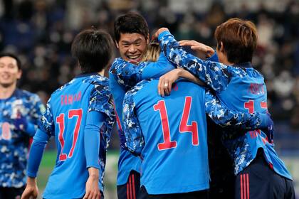 El japonés Junya Ito (14) celebra tras anotar un gol ante China en el partido por las eliminatorias de la Copa Mundial, el jueves 27 de enero de 2022, en Saitama, Japón. (AP Foto/Eugene Hoshiko)