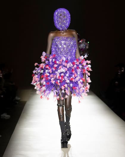 El japonés Kei Nomiyama estudió literatura francesa en Tokio antes de mudarse a Francia, donde continuó sus estudios en la Real Academia de Bellas Artes de Amberes. Un trabajo de verano en Comme des Garçons lo convirtió en el encargado de diseñar patrones para su mentora y compatriota, Rei Kawakubo. Solo cuatro años después, la creadora de Comme des Garçons le propuso a Ninomiya diseñar con su propio nombre.