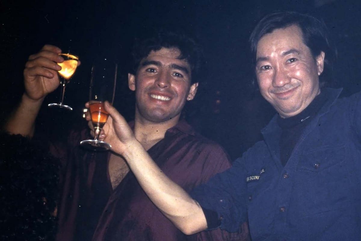 El japonés Masahide Tomikoshi junto a Maradona en Tokio en 1987; en Twitter e Instagram comparte los retratos de amistosos, Copas del Mundo y finales de torneos de fútbol desde 1970