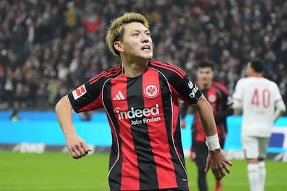 El japonés Ritsu Doan impulsa la necesidad del Frankfurt ante el Augsburg en la Bundesliga