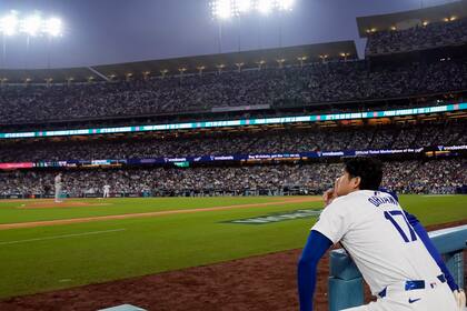 El japonés Shohei Ohtani, de los Dodgers de Los Ángeles, observa desde la cueva el primer juego de la Serie Mundial ante los Yankees de Nueva York, el viernes 25 de octubre de 2024 (AP Foto/Godofredo A. Vásquez)