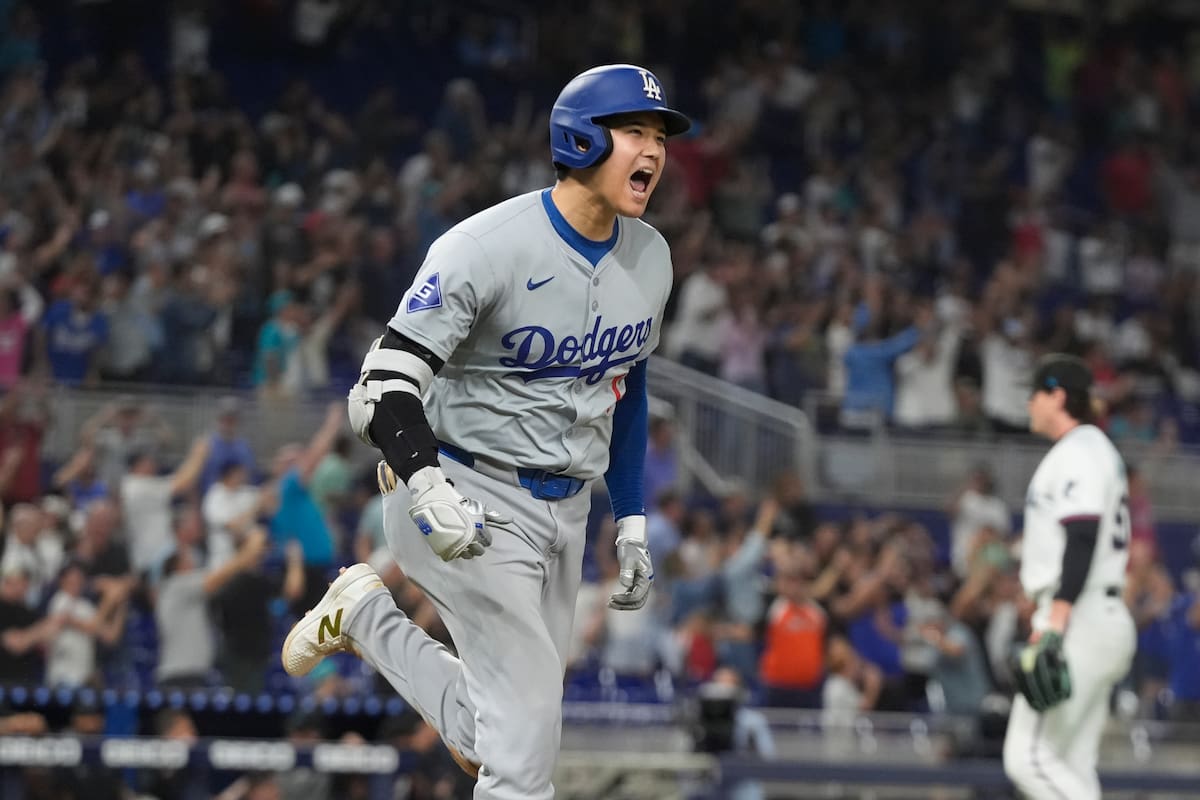 El japonés Shohei Ohtani, de los Dodgers de Los Ángeles, festeja luego de conectar su 50mo jonrón de la campaña ante los Marlins de Miami (AP Foto/Marta Lavandier)