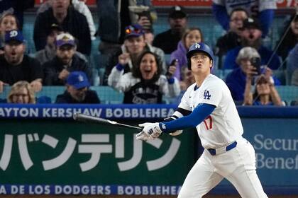 El japonés Shohei Ohtani se dirige a la inicial, tras conectar un jonrón de dos carreras ante los Rockies de Colorado, el viernes 20 de septiembre de 2024 (AP Foto/Mark J. Terrill)