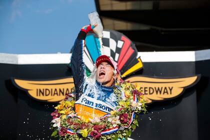 El japonés Takuma Sato y el tradicional festejo del ganador de las 500 Millas de Indianápolis; el piloto nipón obtuvo su segunda victoria en la clásica carrera de IndyCar