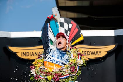 El japonés Takuma Sato y el tradicional festejo del ganador de las 500 Millas de Indianápolis; el piloto nipón obtuvo su segunda victoria en la clásica carrera de IndyCar