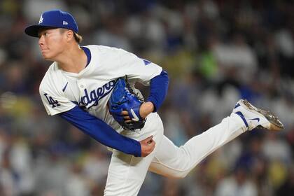 El japonés Yoshinobu Yamamoto, lanzador de los Dodgers de Los Ángeles, labora en el juego del martes 7 de mayo de 2024, ante los Marlins de Miami (AP Foto/Marcio José Sánchez)