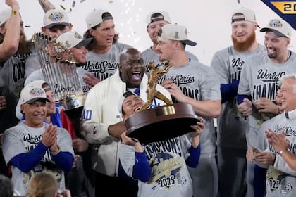 El japonés Yoshinobu Yamamoto sostiene el trofeo de la Serie Mundial, el domingo 2 de noviembre de 2025, luego que los Dodgers de Los Ángeles derrotaron a los Azulejos de Toronto (AP Foto/Ashley Landis)