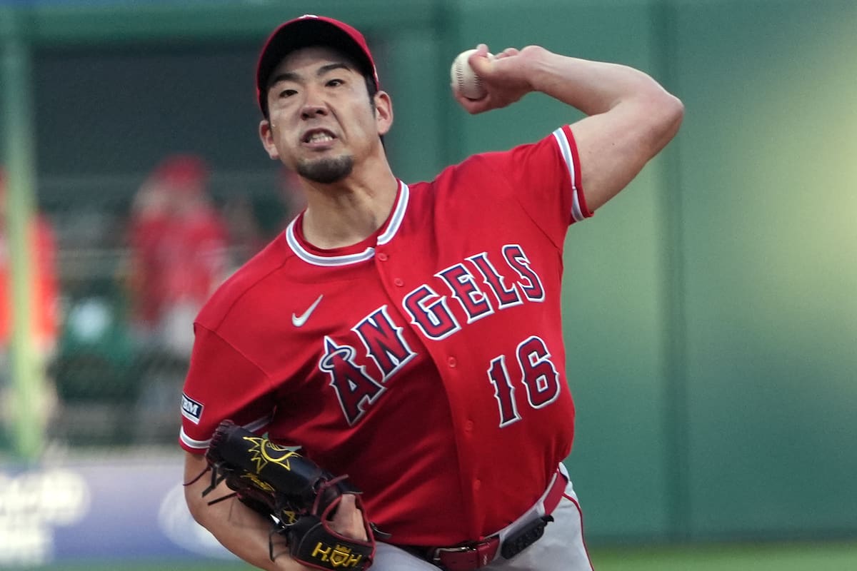 El japonés Yusei Kikuchi, de los Angelinos de Los Ángeles, hace un lanzamiento en el encuentro ante