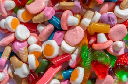 El jarabe de glucosa contribuye a potenciar los sabores y les otorga el brillo característico. También hay caramelos sin azúcar y se elaboran con endulzantes provenientes del almidón de maíz