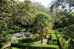 El jardín balconea sobre la barranca del Río de la Plata