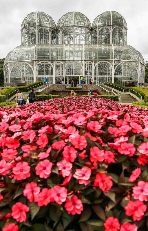 El Jardín Botánico contiene numerosos especímenes de plantas de Brasil y otros países, diseminados por centros comerciales e invernaderos de vidrio y hierro, el principal con tres bóvedas de estilo Art Nouveau inspiradas en el Palacio de Cristal de Londres del siglo XIX.