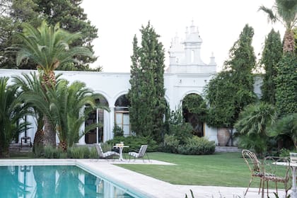 El jardín central, que rodea a la pileta es una mezcla de verdes y texturas. Los cipreses y las palmeras acompañan el estilo hispan árabe de la construcción