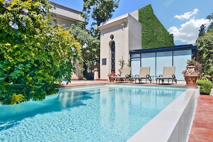 El jardín con pileta, un oasis de paz que eligen los vecinos y gente de más lejos para escapadas románticas.