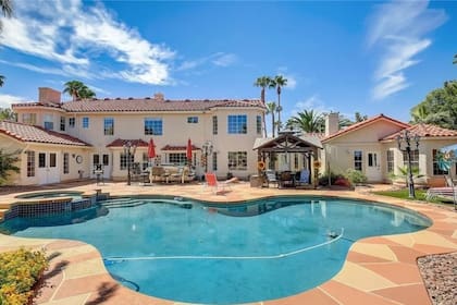 El jardín, con su estanque de koi y una zona de barbacoa, se complementa con una casita adjunta con dos dormitorios y acceso privado, ideal para huéspedes o familiares