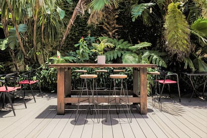 El jardín de Fierro Hotel es un oasis de verde en pleno Palermo.