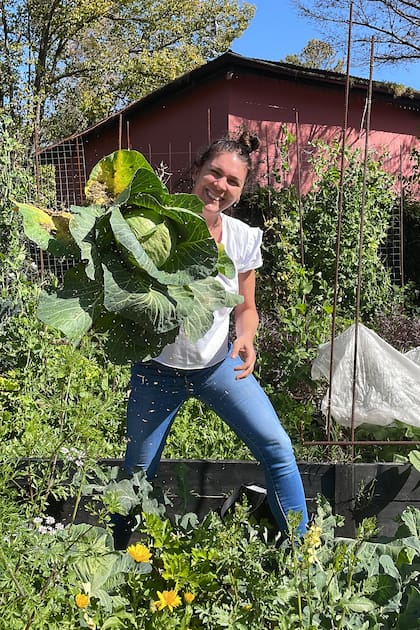 El jardín de Gabriela Creciente está al servicio de sus platos, pero también de sus floreros. La naturaleza siempre la transforma.