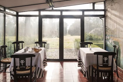 El jardín de invierno y comedor es uno de los espacios predilectos de la hostería, con vista al parque