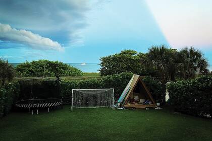 El jardín de la casa de la familia de Tomás Yankelevich en Surfside, con los juegos de sus hijos Inti y Mila.